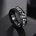 Primer plano detallado de un anillo giratorio de acero negro para hombre con cadena - US 6 / Acero Negro