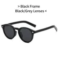 Gafas de sol retro polarizadas con montura negra, lentes grises y detalles plateados - Montura Negra Lentes Gris Negro