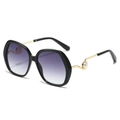Lunettes de soleil noires à verres dégradés violets avec détails de perles élégantes - Monture Noire Verre Gris Dégradé