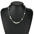 Collana rétro in acciaio al titanio con perle bianche su un manichino da esposizione - Collana di perle d'acciaio + perle