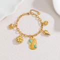 Vue détaillée du bracelet en acier inoxydable doré 18k avec breloques papillon et turquoise - Style Plaque de Plume de Papillon (Style E)