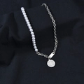 Detail van de parel- en zilveren ketting met een vintage muntreliëf hanger - Zilver & Wit (Gesplitst)
