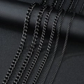 Cinq largeurs de chaînes gourmettes en acier inoxydable noir sur un rouleau en cuir - Noir 7mm 40cm