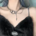 Collar de capas plateado estilo gótico Y2K con cierre de corazón y colgante de cono - Collar Asimétrico Corazón y Cono (Collar de Herrajes)