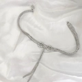 Funkelnde mehrlagige Strasskette mit Schleife und silbernen Quasten im Choker-Stil - Silber