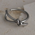 Anello a nodo vintage argentato con design aperto regolabile su base in pietra - Stile Design Nodo Singolo (R553)