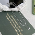 Collar de doble capa en plata con letras Love y colgante de corazón sobre un libro - Color Acero