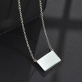 Collar minimalista plateado con colgante de sobre rectangular en acero inoxidable pulido - Color Acero