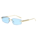 Gafas de sol retro sin montura con lentes azul claro y patillas doradas con remaches - Montura Dorada Lentes Azules