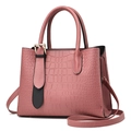 Retro-Handtasche mit Krokodil-Prägung in Altrosa und goldenen Metallteilen - Rosa