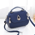 Sac bandoulière bleu foncé avec motif matelassé et fermoir goutte d'eau doré - Bleu clair