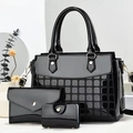 Dreiteiliges Set schwarzer Lackleder-Shopper mit Gitterprägung und Goldbeschlägen - Schwarz