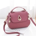 Sac bandoulière femme rose foncé avec grain de litchi et fermoir pivotant doré - Rose Poudré