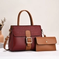 Set borse due pezzi con borsa a tracolla rossa motivo coccodrillo e pochette marrone - Rosso