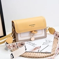 Piccola borsa a tracolla bicolore alla moda con ampia tracolla ricamata su stuoia - Giallo