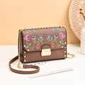Borsa a tracolla in pelle PU marrone con ricami floreali e borchie dorate - Marrone