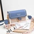 Borsa a tracolla chic tricolore con tracolla jacquard a fiocchi su tappetino intrecciato - Blu