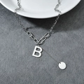 Collar de cadena plateada con colgante de letra B y pequeño dije redondo para mujer - Color Acero