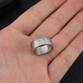Anillo minimalista de acero inoxidable con diseño único de escala de cinta métrica plata - US 7 / Color Acero