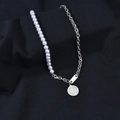 Collana asimmetrica con perle bianche, catena in metallo argento e ciondolo a moneta - Stile Placca Tonda in Perla Splicing Argento