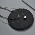 Collana a doppio strato in acciaio al titanio con ciondolo a D minimalista argentato - Argento