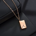 Collar de relicario con sobre en oro rosa con cadena en O fina y diseño que se abre - Oro rosa