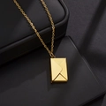 Elegante collar de sobre dorado con acabado pulido en una fina cadena de joyería - Dorado