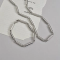Dettaglio del set di collana e bracciale in acciaio al titanio stile bambù su sfondo moderno - Set Collana e Bracciale / Set di Gioielli Color Acciaio