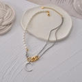 Collar de acero de titanio con letra C, perlas blancas y cadena de diamantes - Estilo de Patchwork Letra C