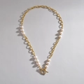 Collana con perle placcata oro 14K e chiusura OT in stile francese minimalista - Collana con Fibbia OT di Perle