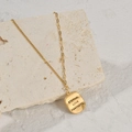 Matgouden halsketting met rechthoekige hanger en gravering op een fijne ketting - Gouden Ketting