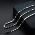 Détail d'une chaîne box en métal argenté poli avec un fermoir mousqueton sécurisé - Chaîne boîte / 1.4mm / 50cm / Acier