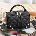 Borsa a cuscino trapuntata nera retrò con dettagli dorati e tracolla in tessuto a righe - Nero