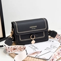 Borsa a tracolla in ecopelle nera alla moda con cinturino ricamato e nappa ad anello oro - Nero