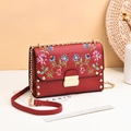 Borsa a tracolla in pelle PU bordeaux con ricamo floreale e catena dorata - Rosso