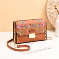 Borsa a tracolla in pelle PU marrone con ricami floreali colorati e borchie dorate - Giallo Terra