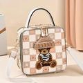 Quadratische Handtasche mit Karomuster, Cartoon-Bär-Patch und Schultergurt - Gebrochenes Weiß