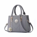 Borsa a mano grigio scuro in ecopelle con cuciture a V e logo dorato su sfondo bianco - Grigio chiaro