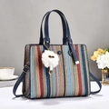 Borsa tote intrecciata a righe colorate con ciondolo a forma di gatto peluche - Blu
