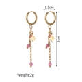 Gouden ster oorbellen met roze kralen en 14K rvs kwastjes op een witte achtergrond - Rood