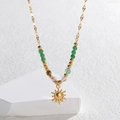 Collier avec pendentif soleil doré et perles colorées sur pierre blanche, style rétro - Style Pendentif Soleil en Perles Colorées (M-N1980)