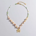 Collana di perline colorate con pendente a fiore dorato e dettagli in conchiglia - Stile con Perline a Fiore Colorate (N2030)
