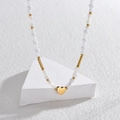 Pendente a cuore in oro 14K con collana di perle bianche su supporto geometrico - Stile Cuore