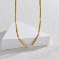 Collana minimalista con tubi placcati oro 14K e perle bianche per donna - Stile Perle a Tubo