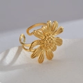 Makroaufnahme von Gold-Gänseblümchen-Ring mit detaillierten Blüten und 3D-Zentrum - Gänseblümchen Sonnenblume Stil