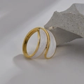 Dettaglio dell'anello in acciaio dorato con intarsio perlato su pietra naturale grigia - Bianco