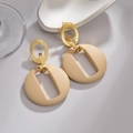 Dettaglio di orecchini tondi geometrici con finitura martellata dorata e design minimal - Orecchini Tondi Grandi Esagerati Colore Oro Stile Hong Kong