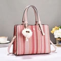 Borsa tote intrecciata a righe rosa e rosse con ciondolo a civetta e tracolla - Rosa