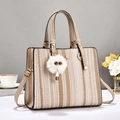Grande borsa tote a righe intrecciata con manici in pelle e ciondolo di peluche per donna - Cachi