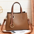 Secchiello chic in pelle marrone bicolore con grande fibbia in metallo dorato su legno - Cachi